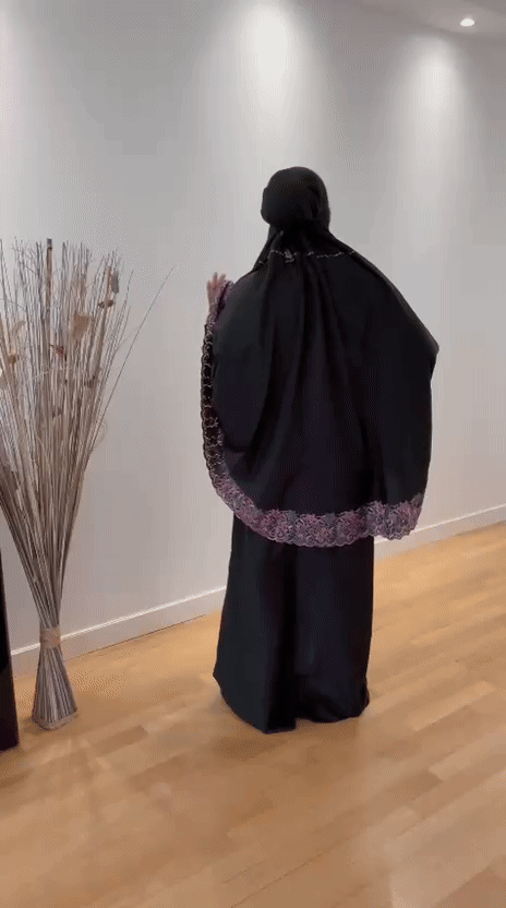 Détail broderie artisanale robe de prière malaisienne - Finitions haut de gamme