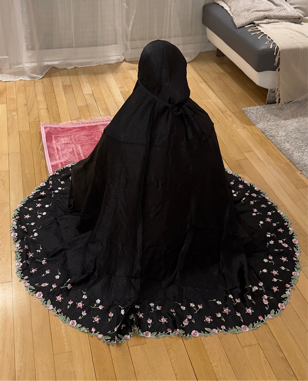 Robe de prière malaisienne brodée – Satin luxueux avec sac – Modèle Rubis