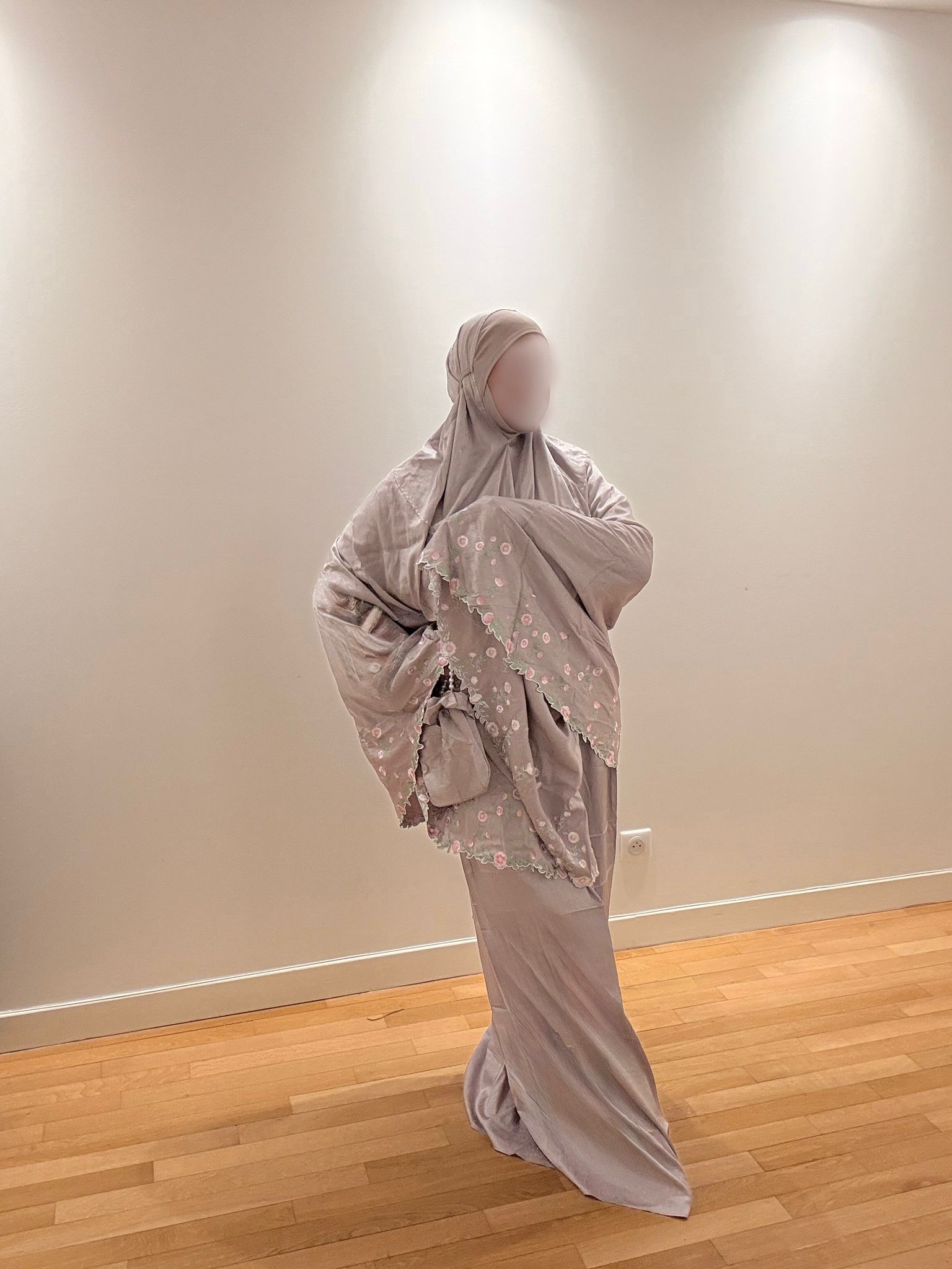 Robe de prière malaisienne brodée satin luxueux modèle Rubis - Collection Rubis