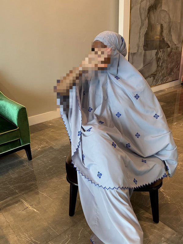 Robe de prière Opale en cotton brodé premium Solseyn, confort aérien et élégance pour prier sereinement