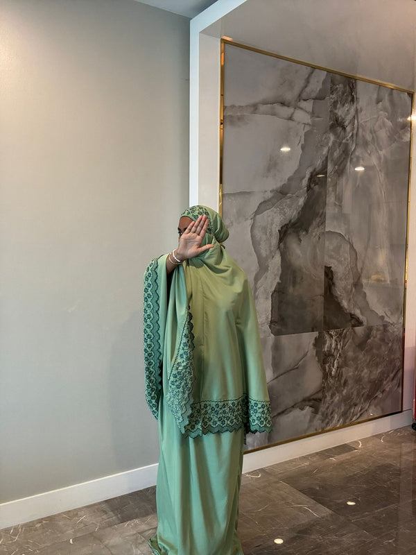 Robe de prière Saphir en cotton brodé artisanal Solseyn, douceur infinie pour femmes croyantes